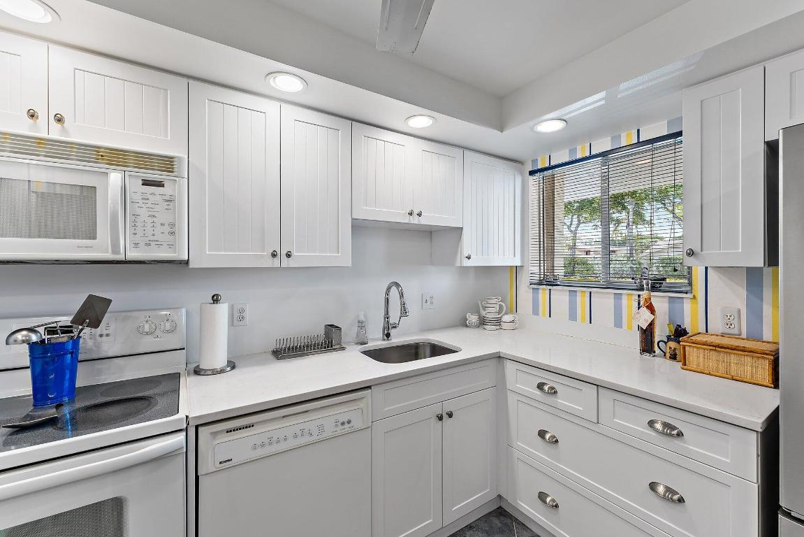 3186 Via Poinciana 111, Lake Worth Unit: 111