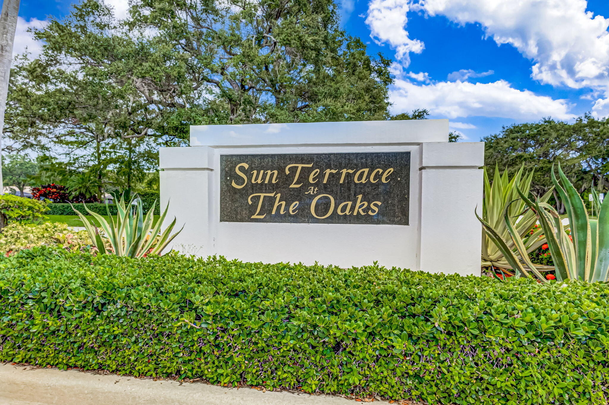 7502 Geminata Oak Court