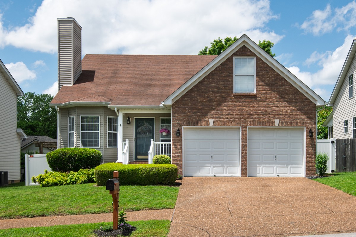 2312 Surrey Ln