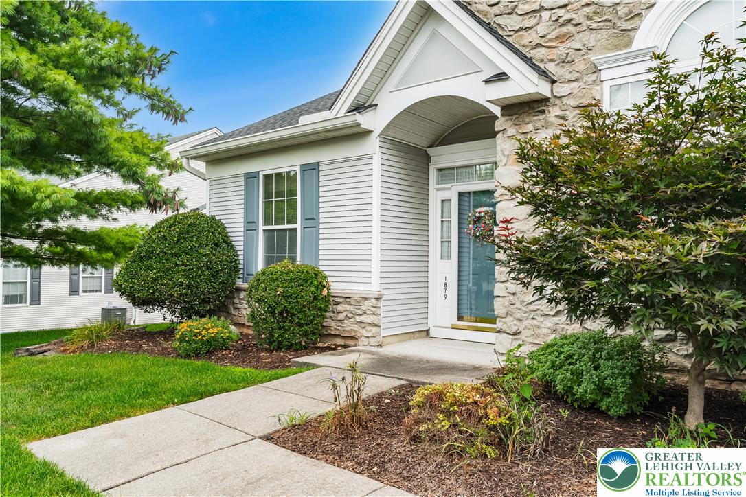 1879 Jeanine Way