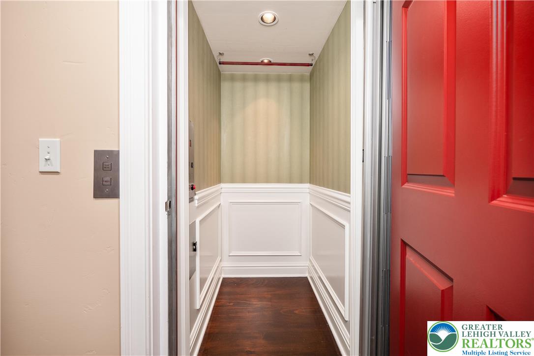 1908 Carriage Knoll Drive