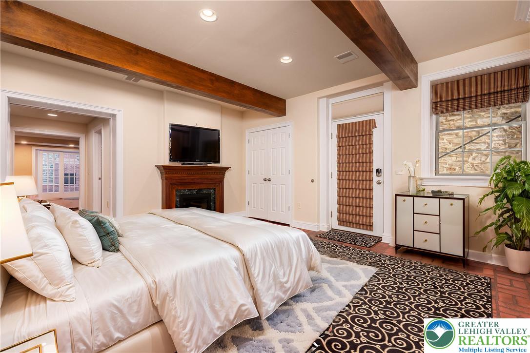 1908 Carriage Knoll Drive