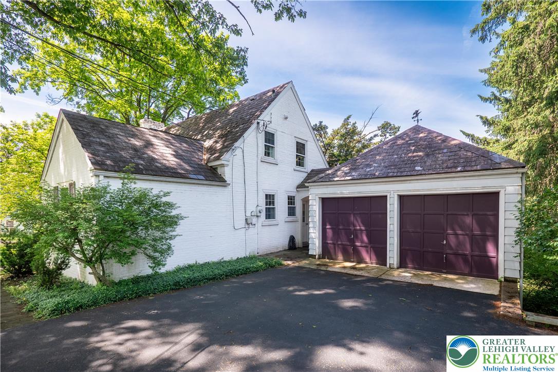 3135 Center Street