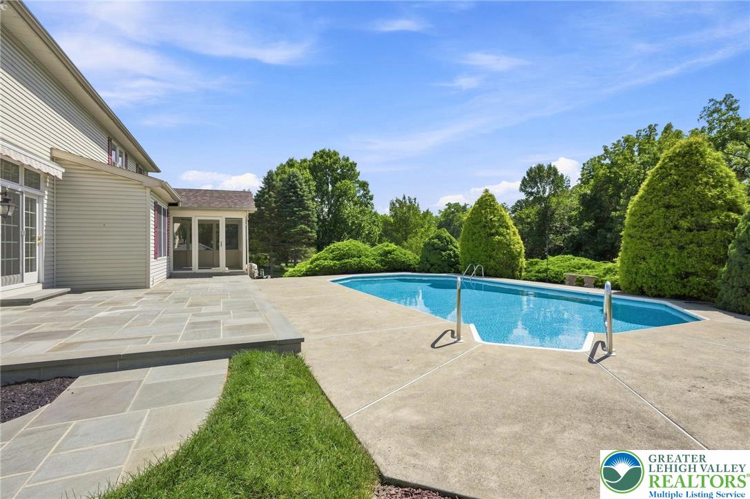 1572 Surrey Road