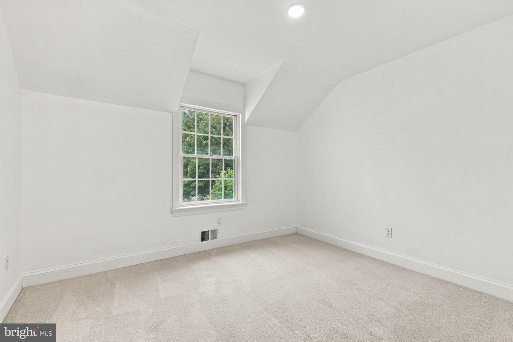 4 SCHOOLHOUSE LANE