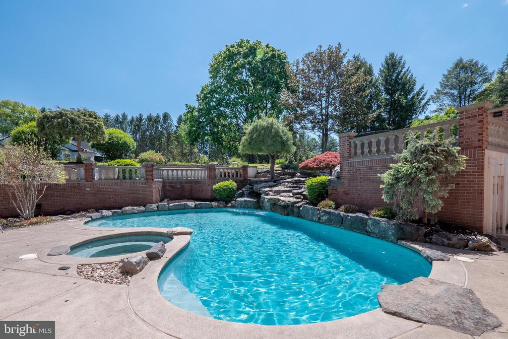 4250 RAYNESSA COURT
