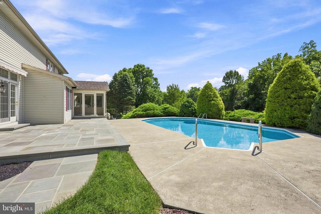 1572 SURREY ROAD
