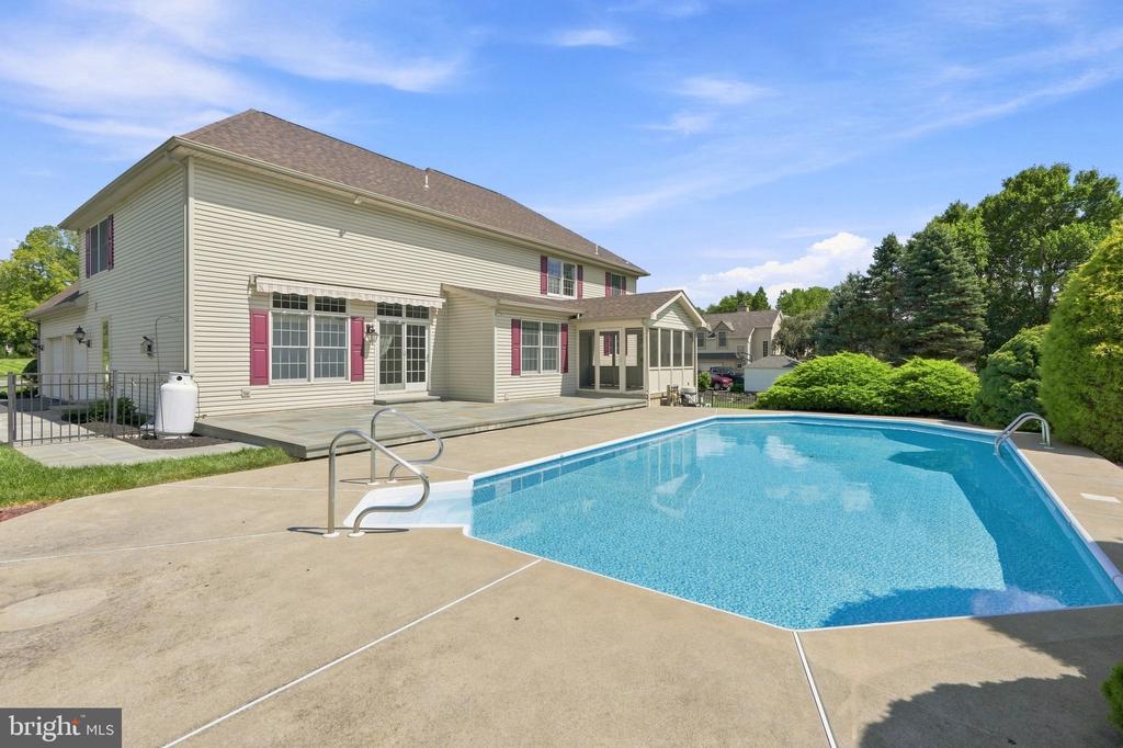 1572 SURREY ROAD