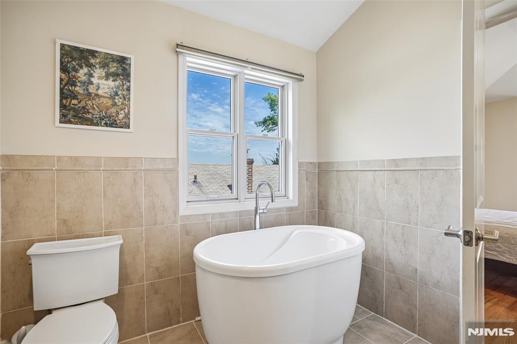 174 Fort Lee Road B