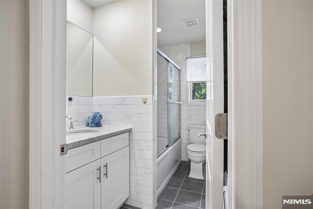 174 Fort Lee Road B