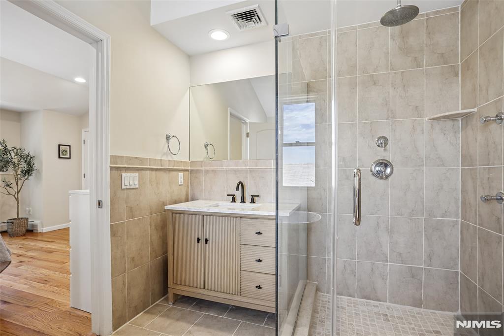 174 Fort Lee Road B