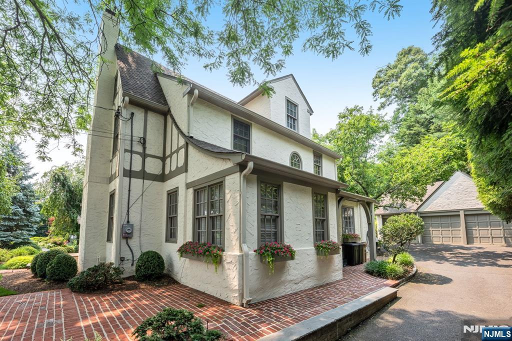 402 Mountain Avenue