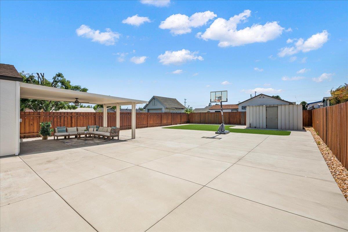 829 Ventura ST