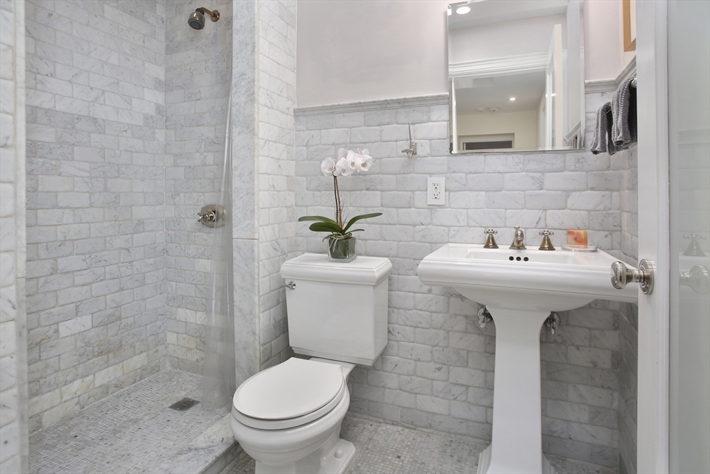 615 Massachusetts Ave # 2