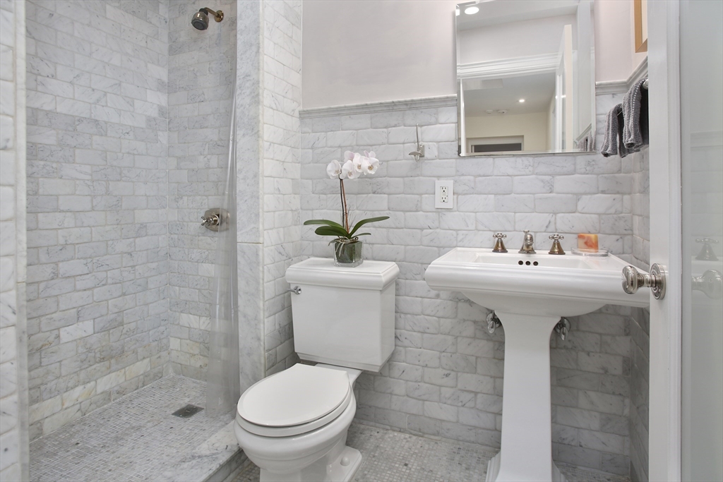 615 Massachusetts Ave # 2