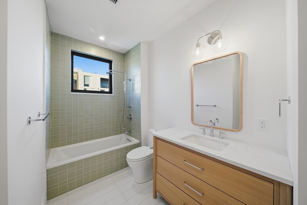 545 East 2nd St Unit: PH2