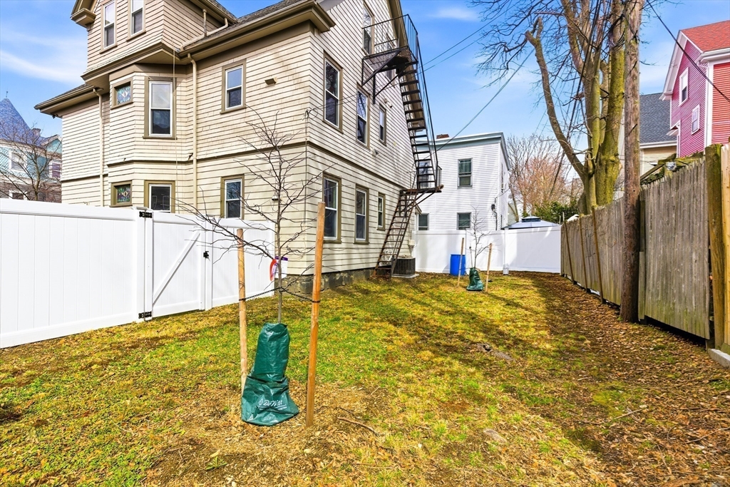 9 Edwin St
