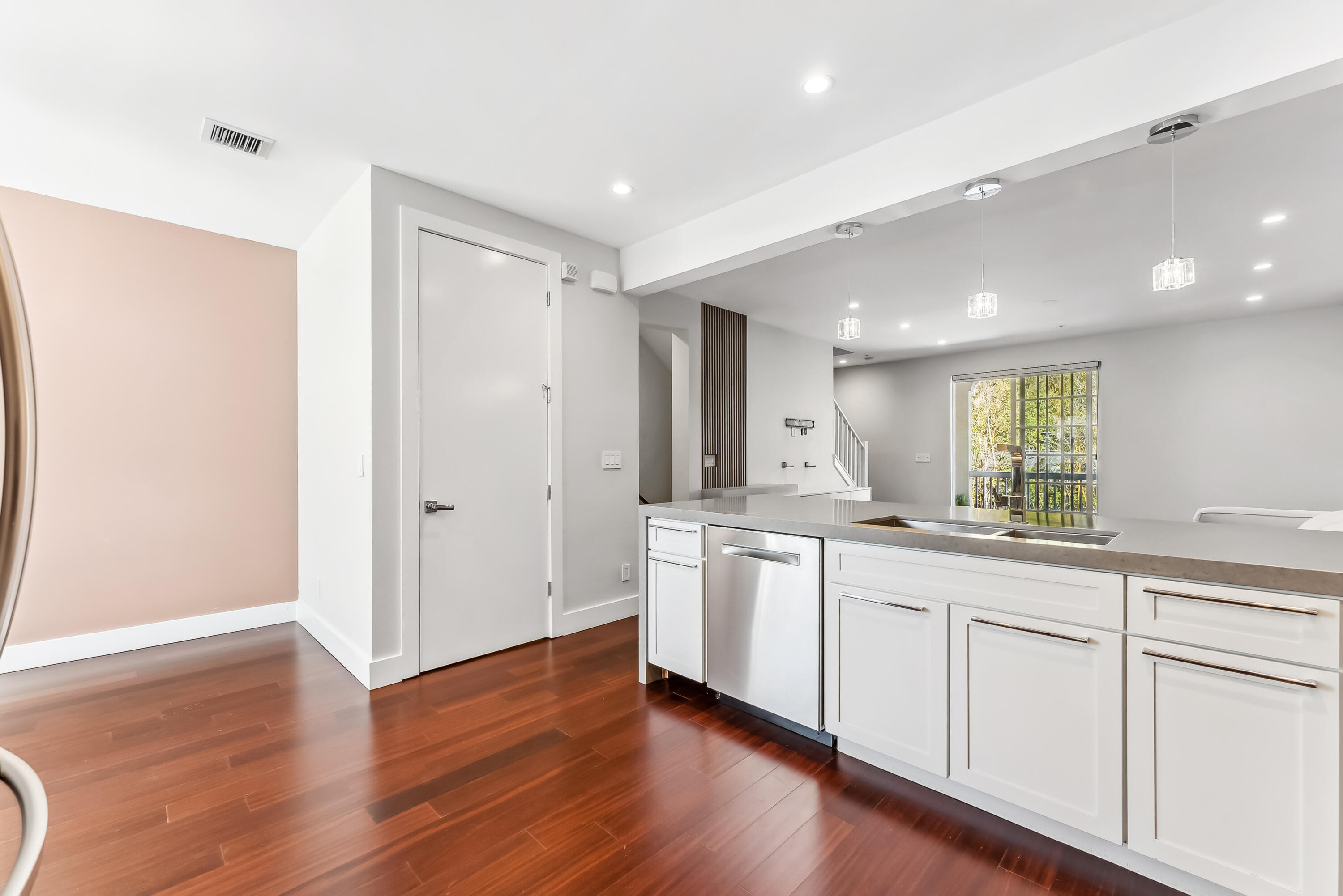 106 SW 1st Ave