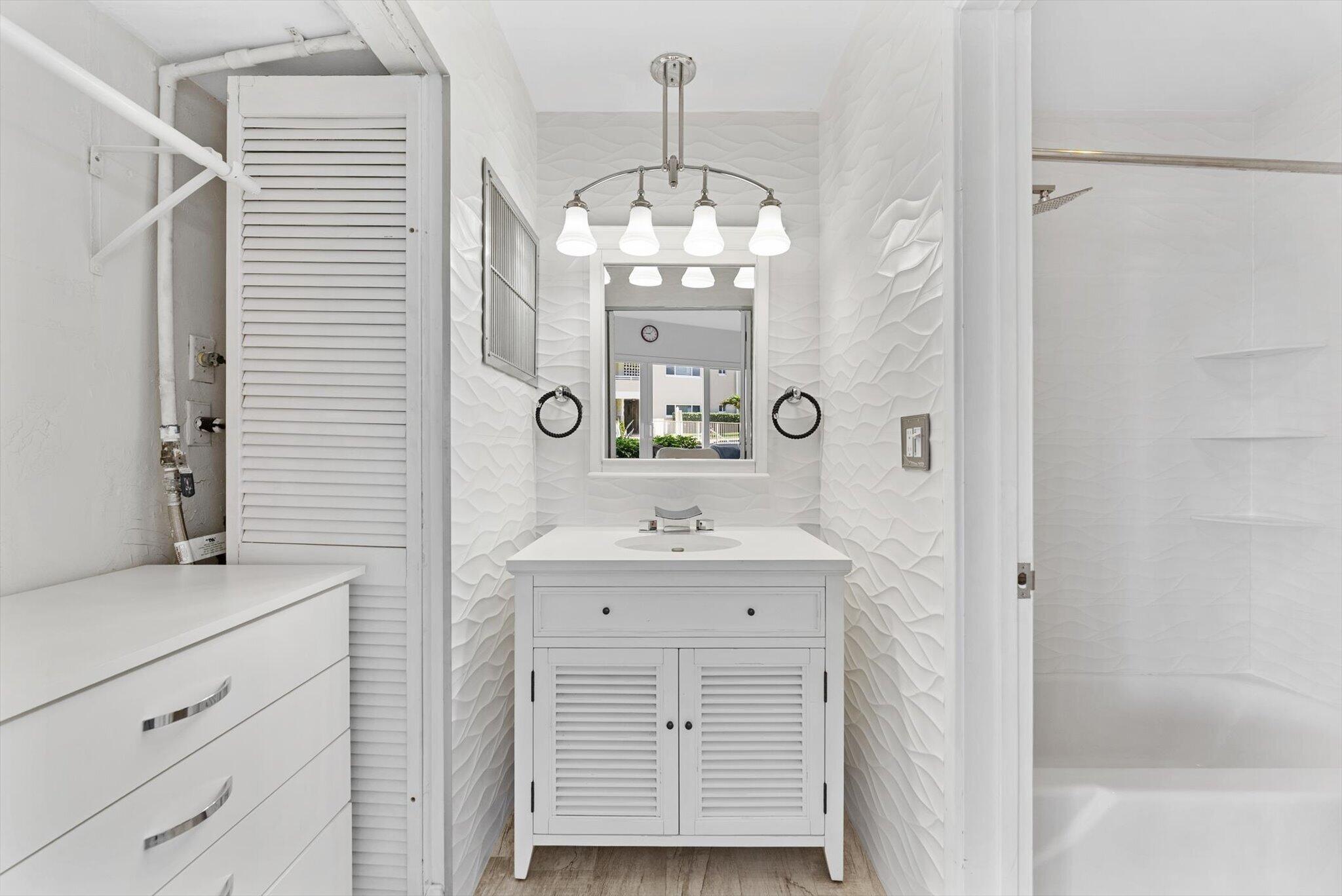 1199 Hillsboro Mile