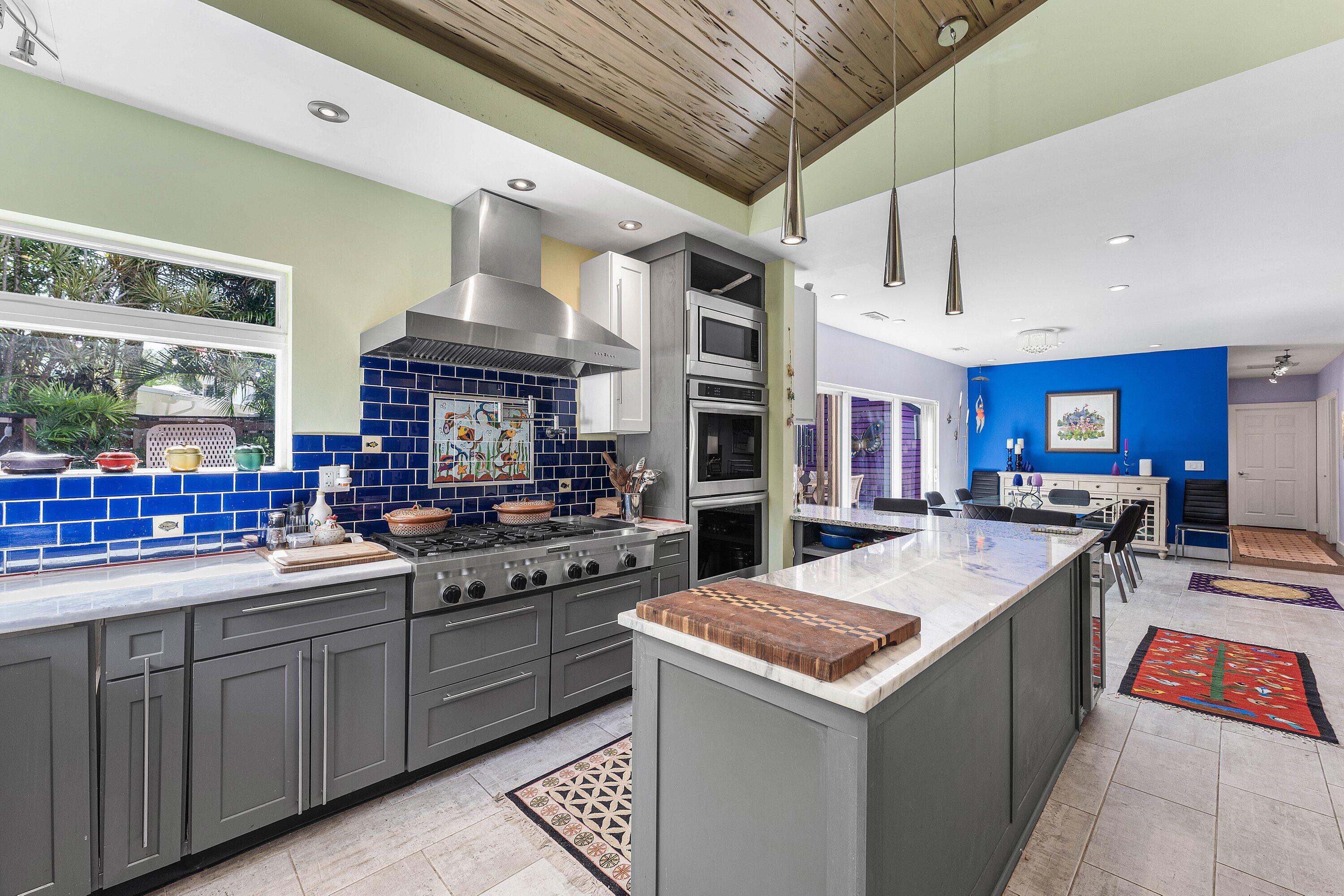 742 PARK Drive W