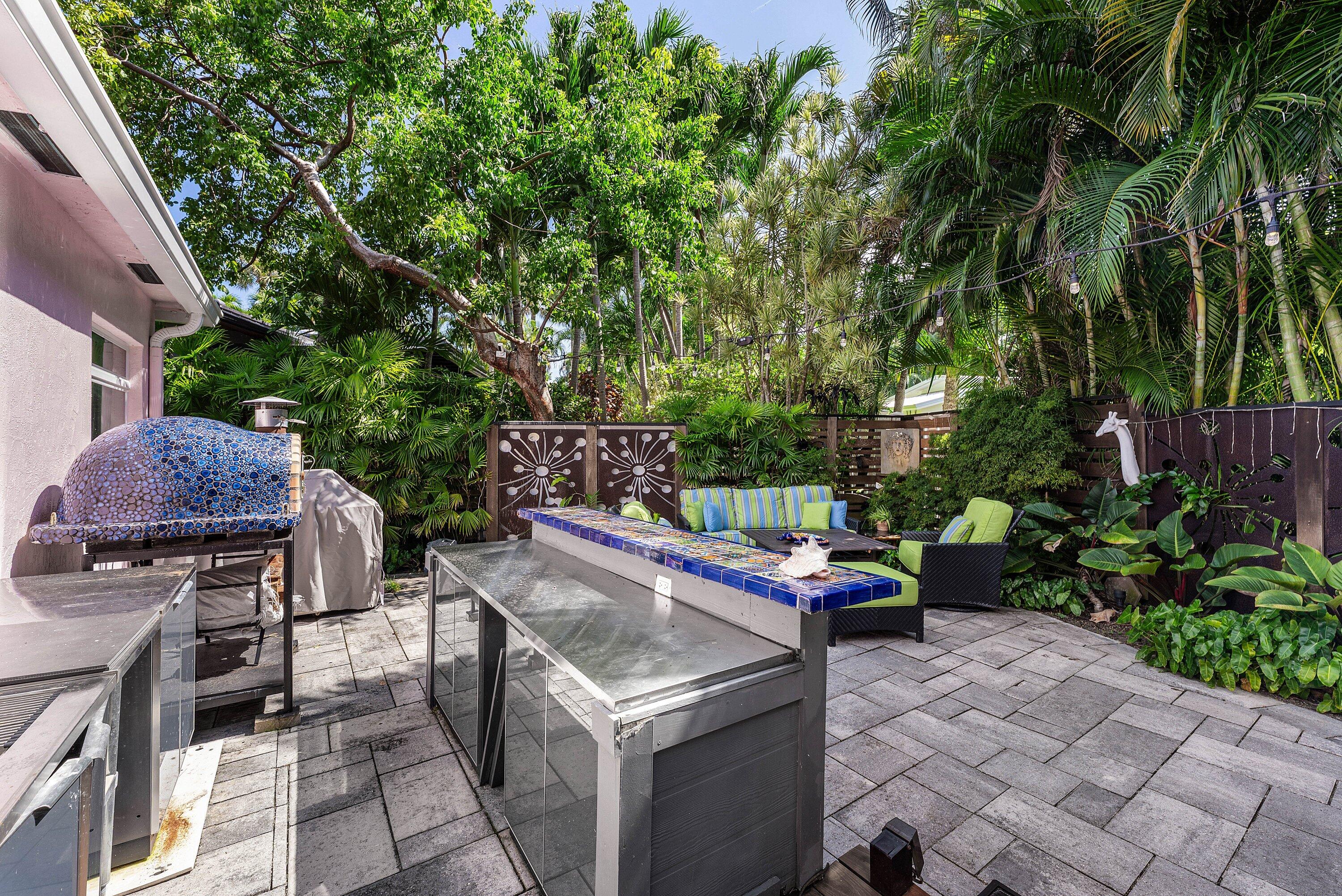 742 PARK Drive W