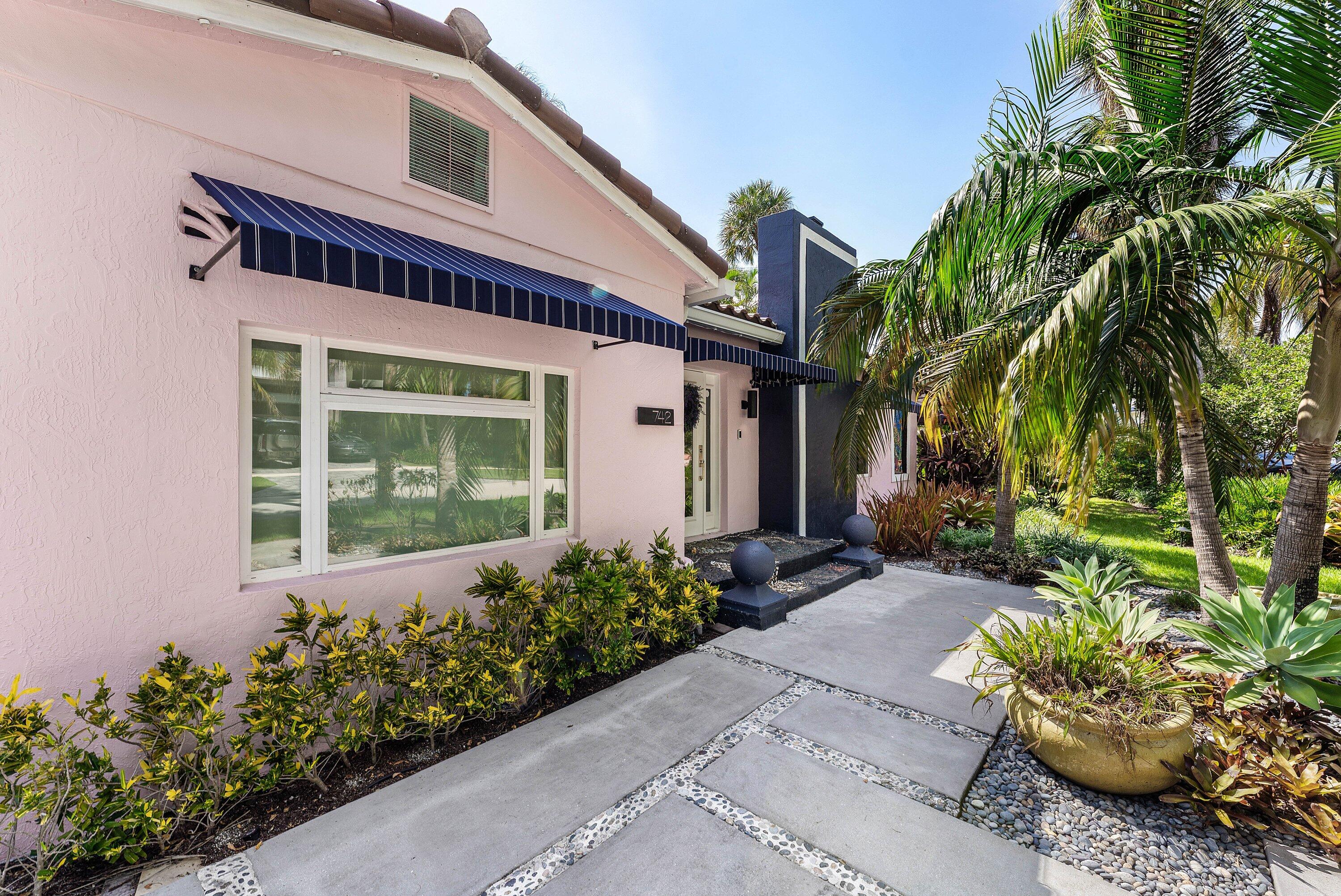 742 PARK Drive W