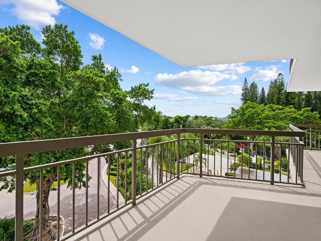 901 E Camino Real Drive 4d