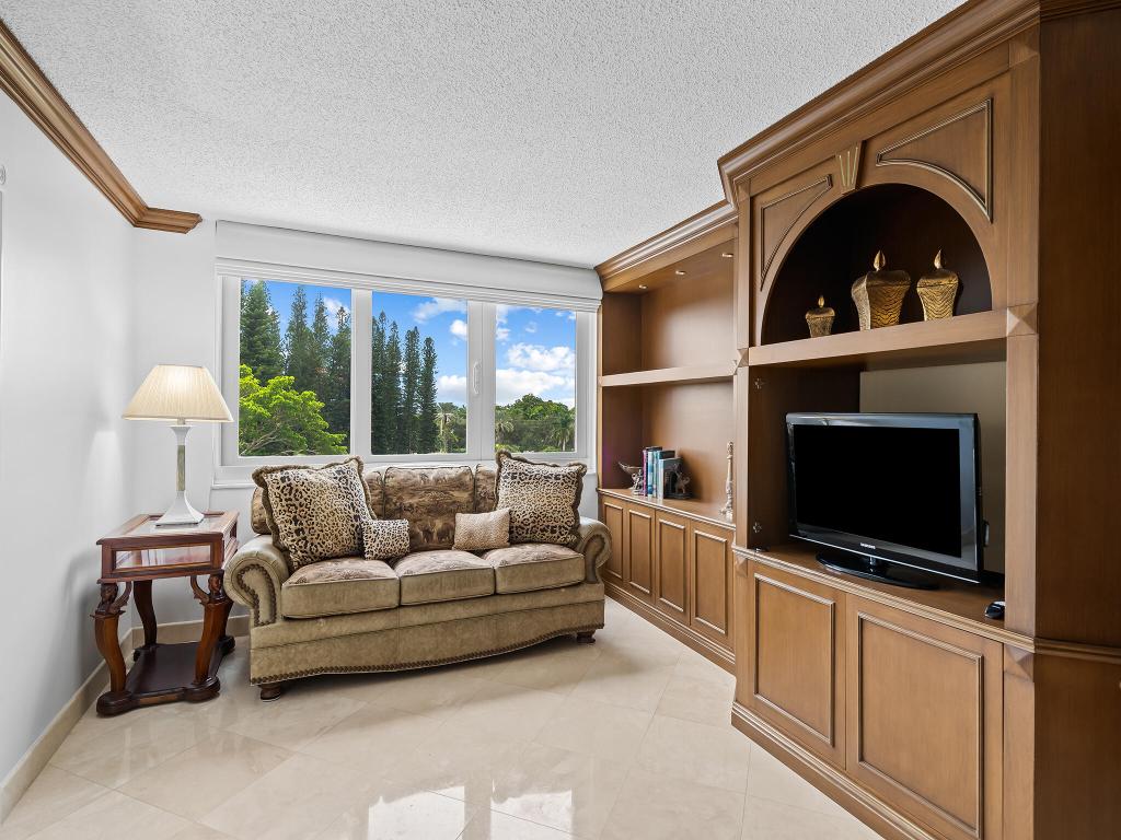 901 E Camino Real Drive 4d