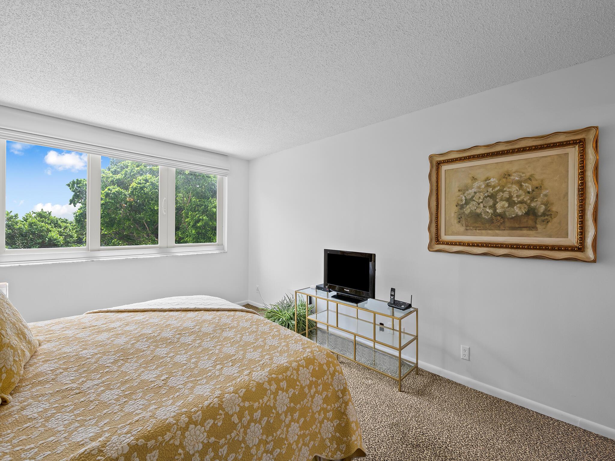 901 E Camino Real Drive 4d