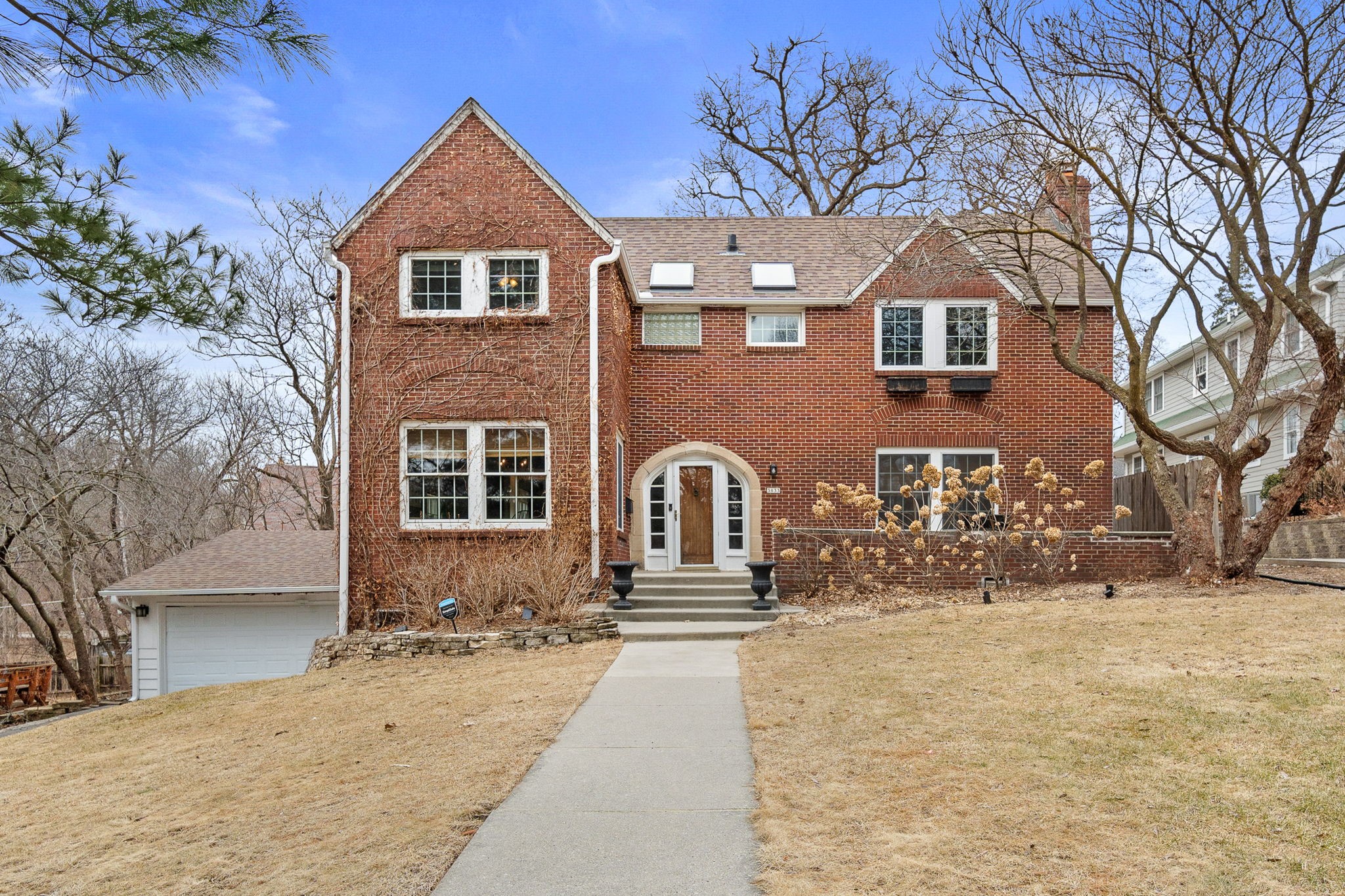 3833 Woods Drive