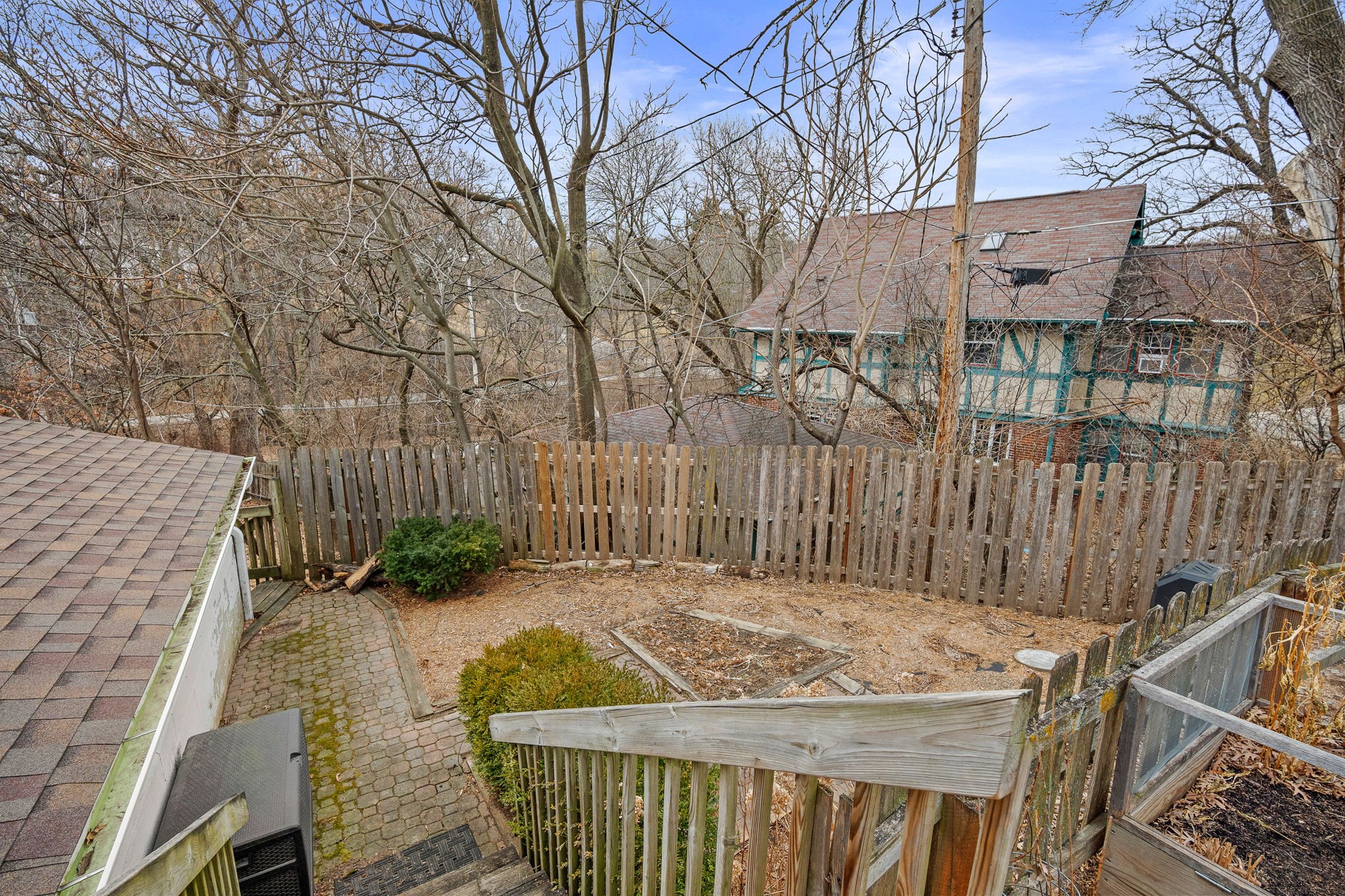 3833 Woods Drive