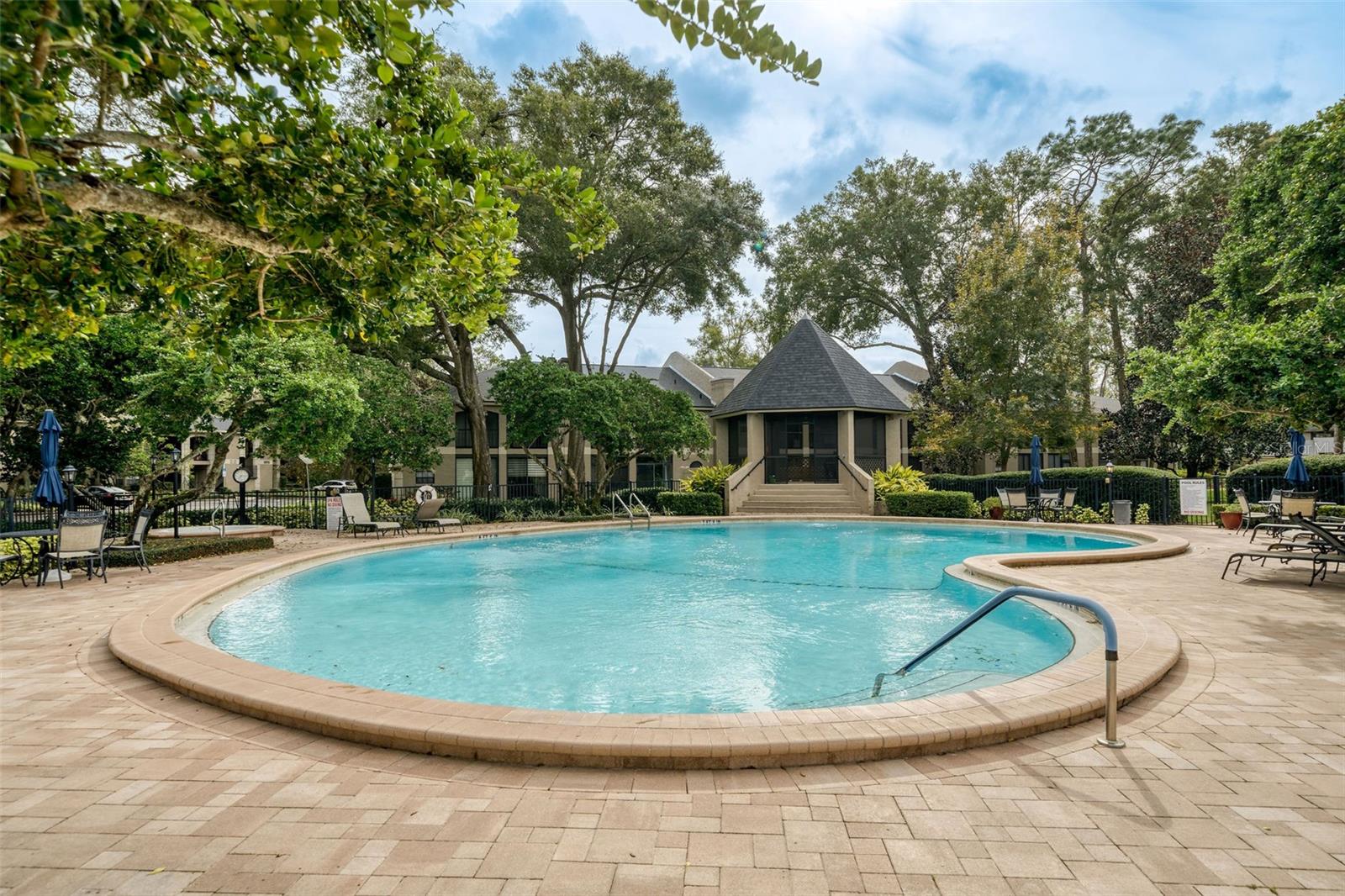 1055 KENSINGTON PARK DR #402