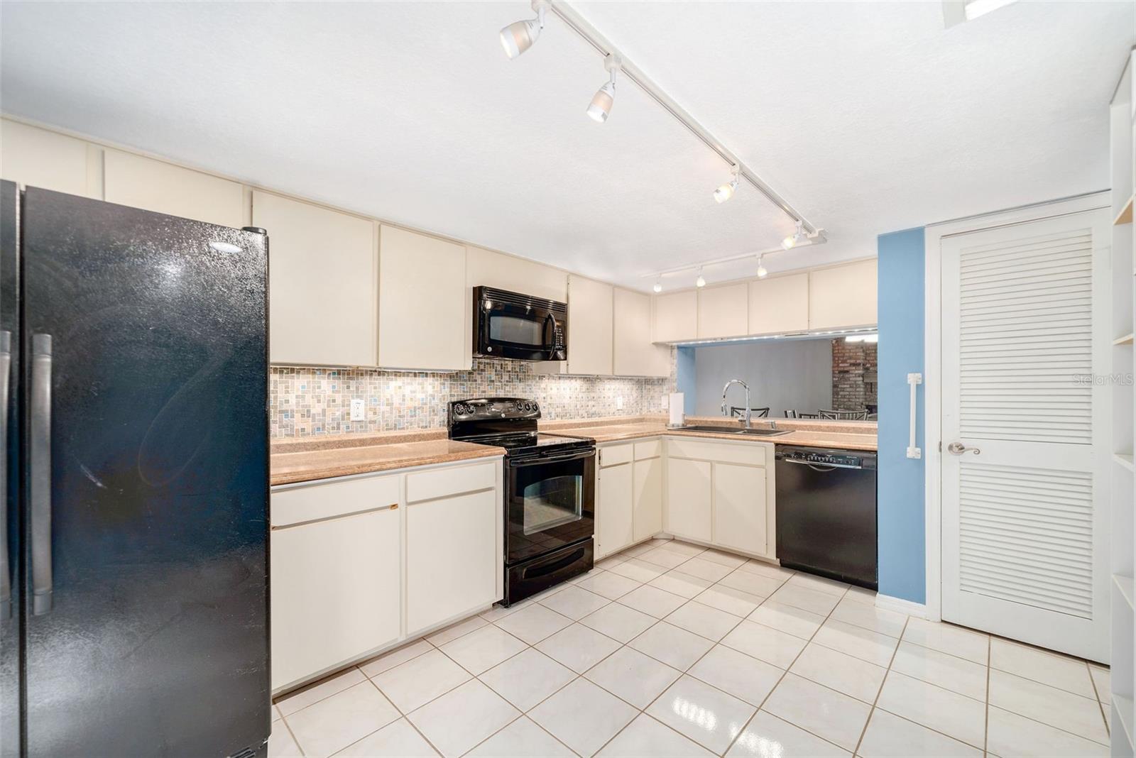 1055 KENSINGTON PARK DR #402