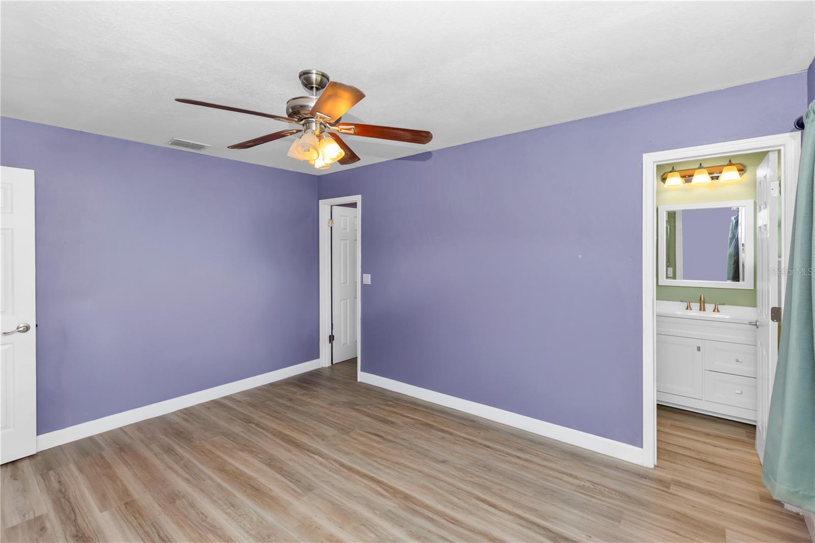 2501 KING OAK CIR