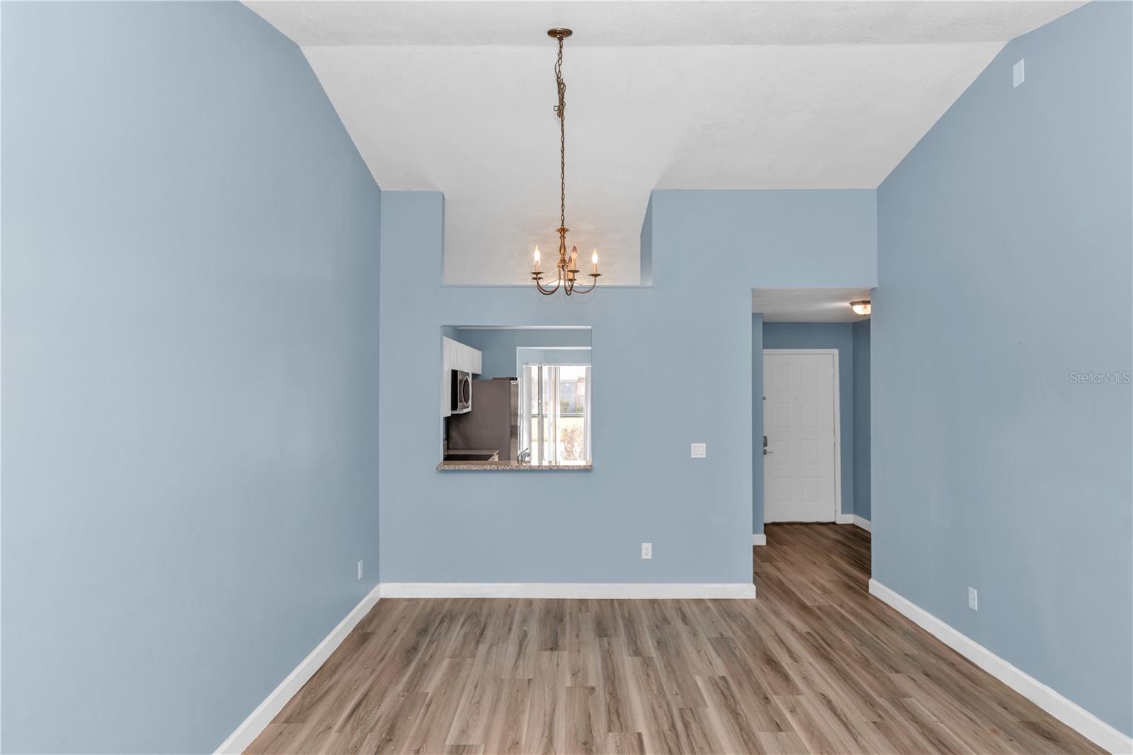 2501 KING OAK CIR
