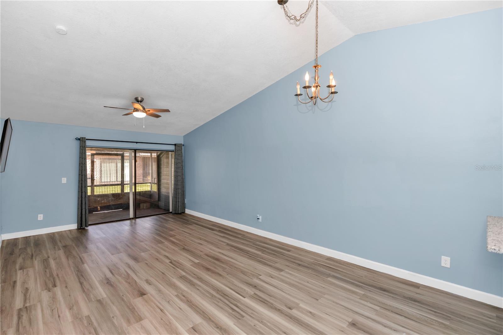 2501 KING OAK CIR