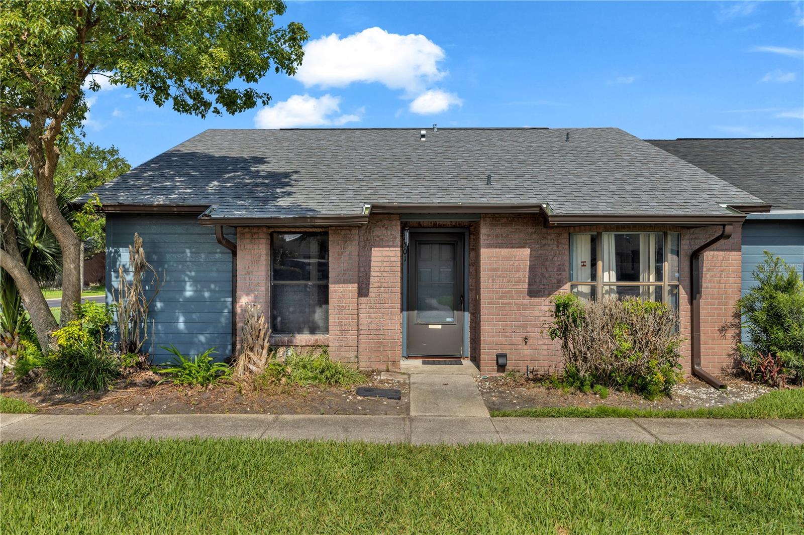 2501 KING OAK CIR