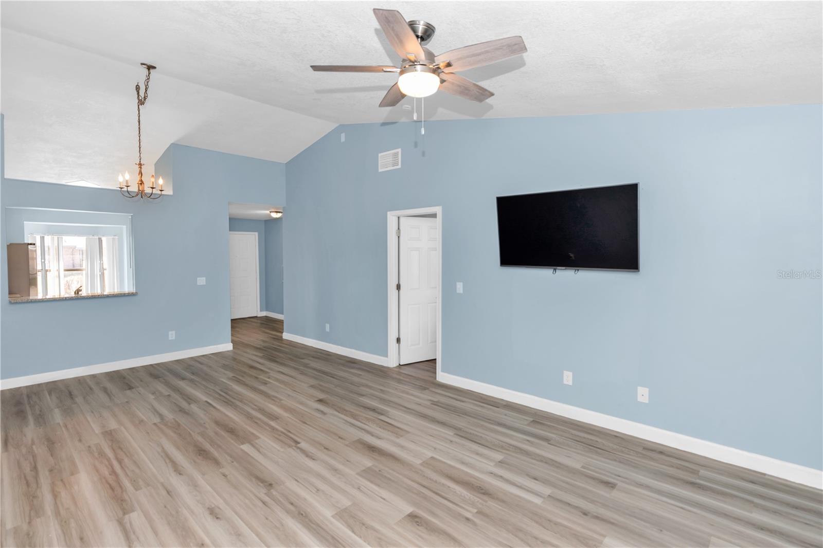 2501 KING OAK CIR