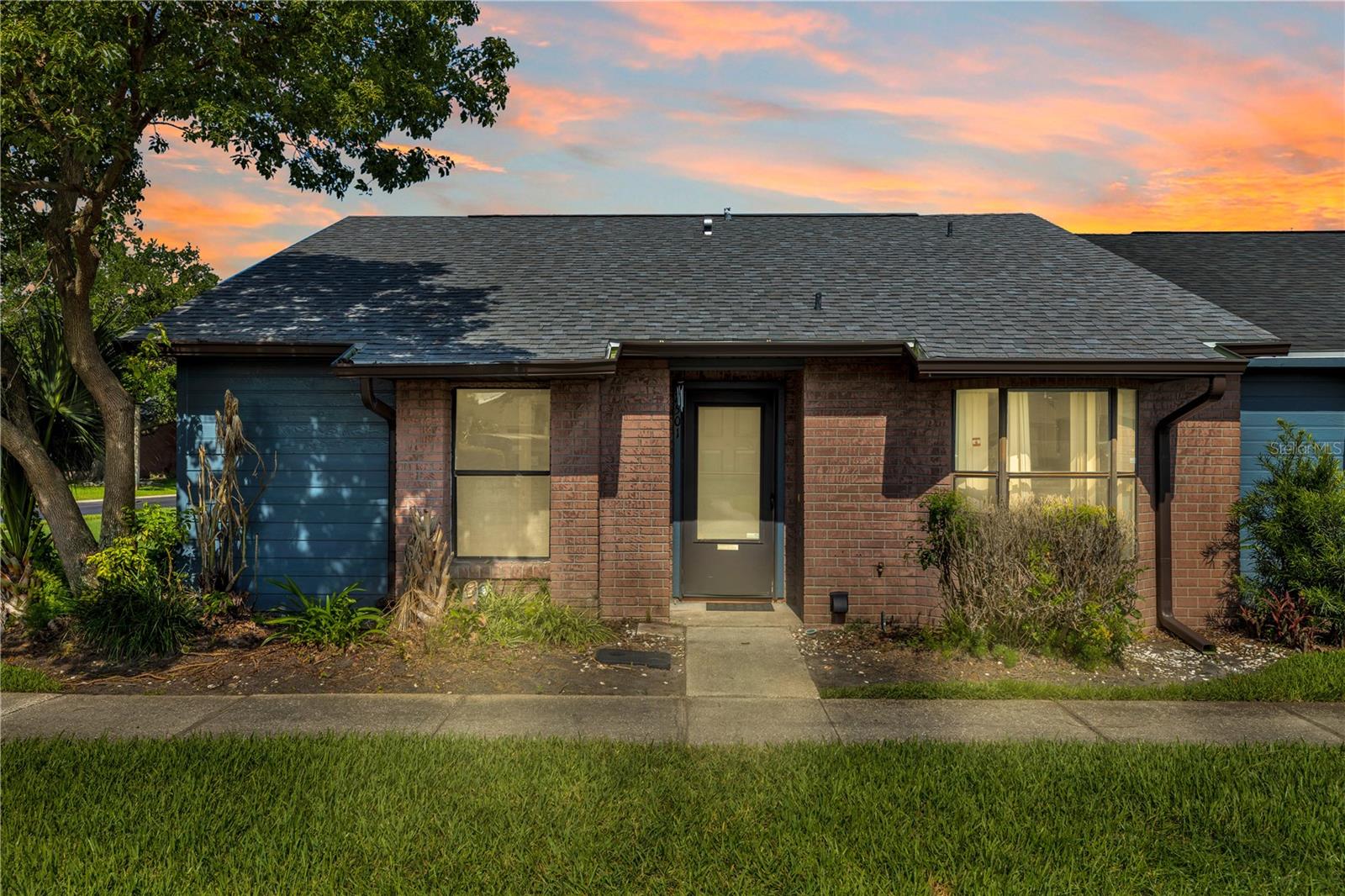 2501 KING OAK CIR