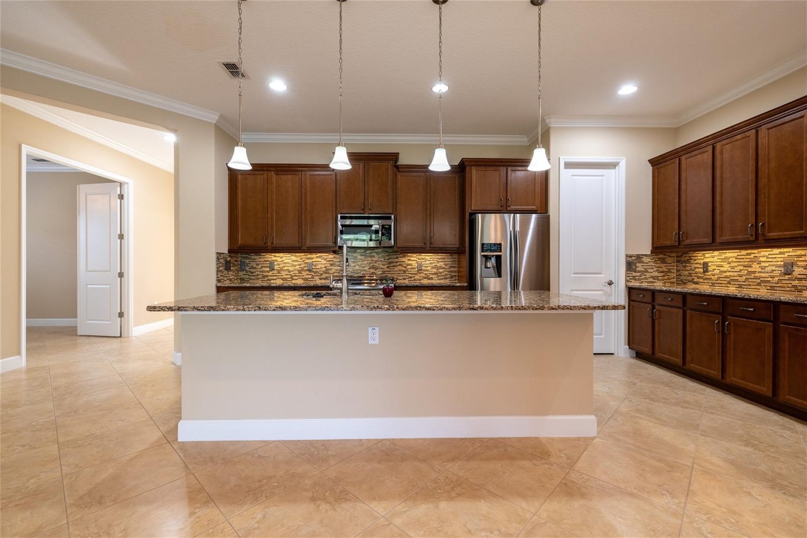 1647 VICTORIA GARDENS DR