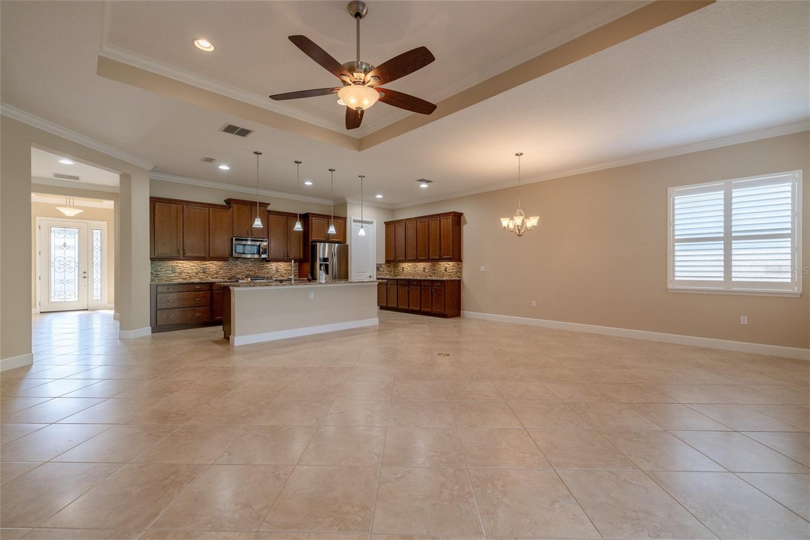 1647 VICTORIA GARDENS DR