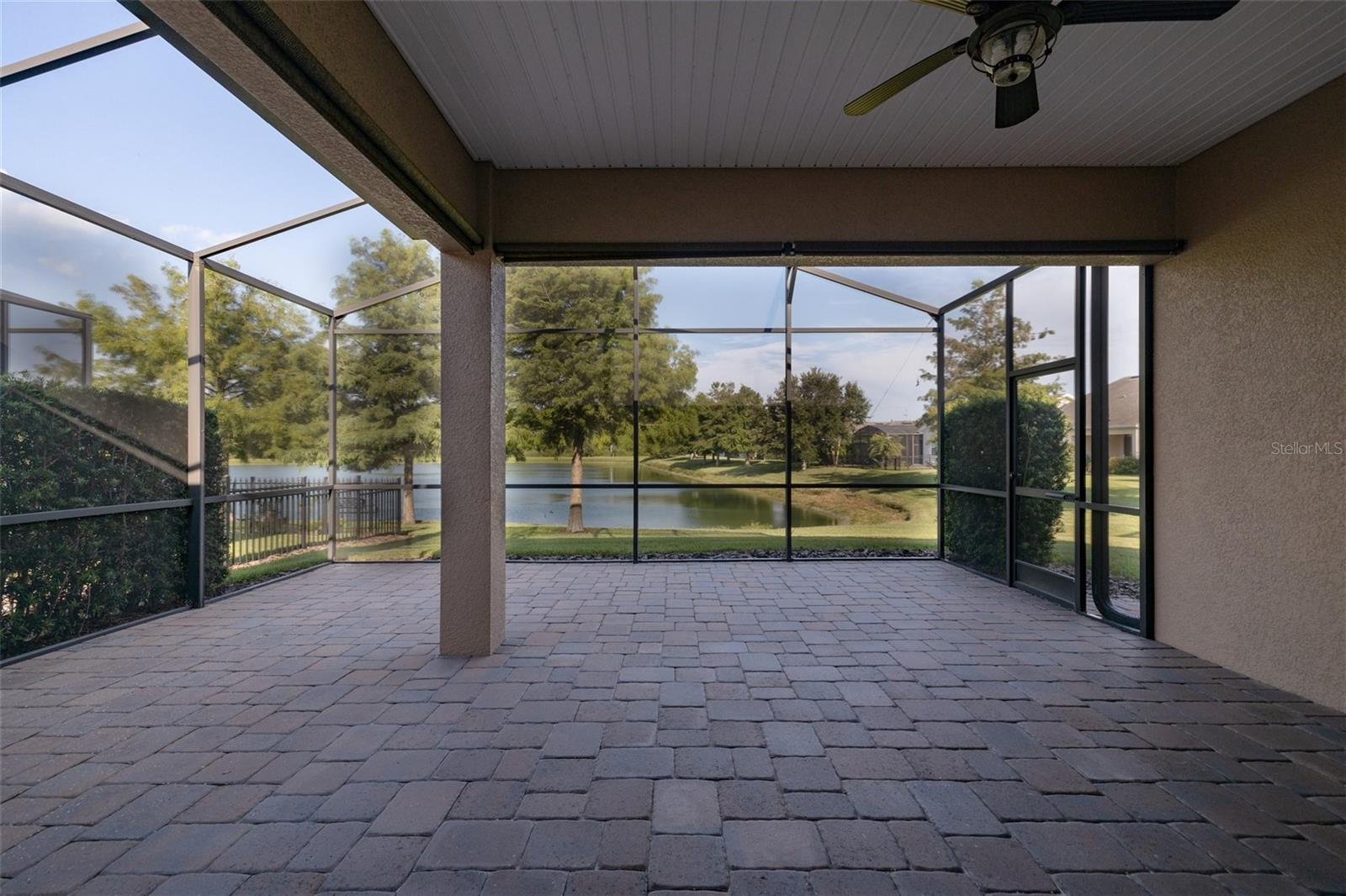 1647 VICTORIA GARDENS DR