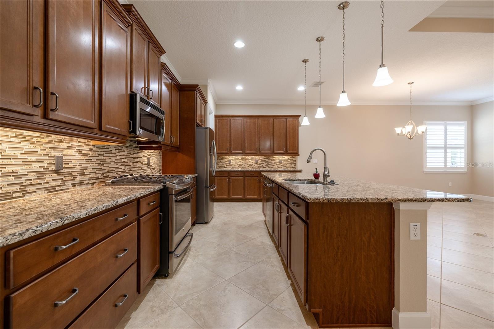 1647 VICTORIA GARDENS DR