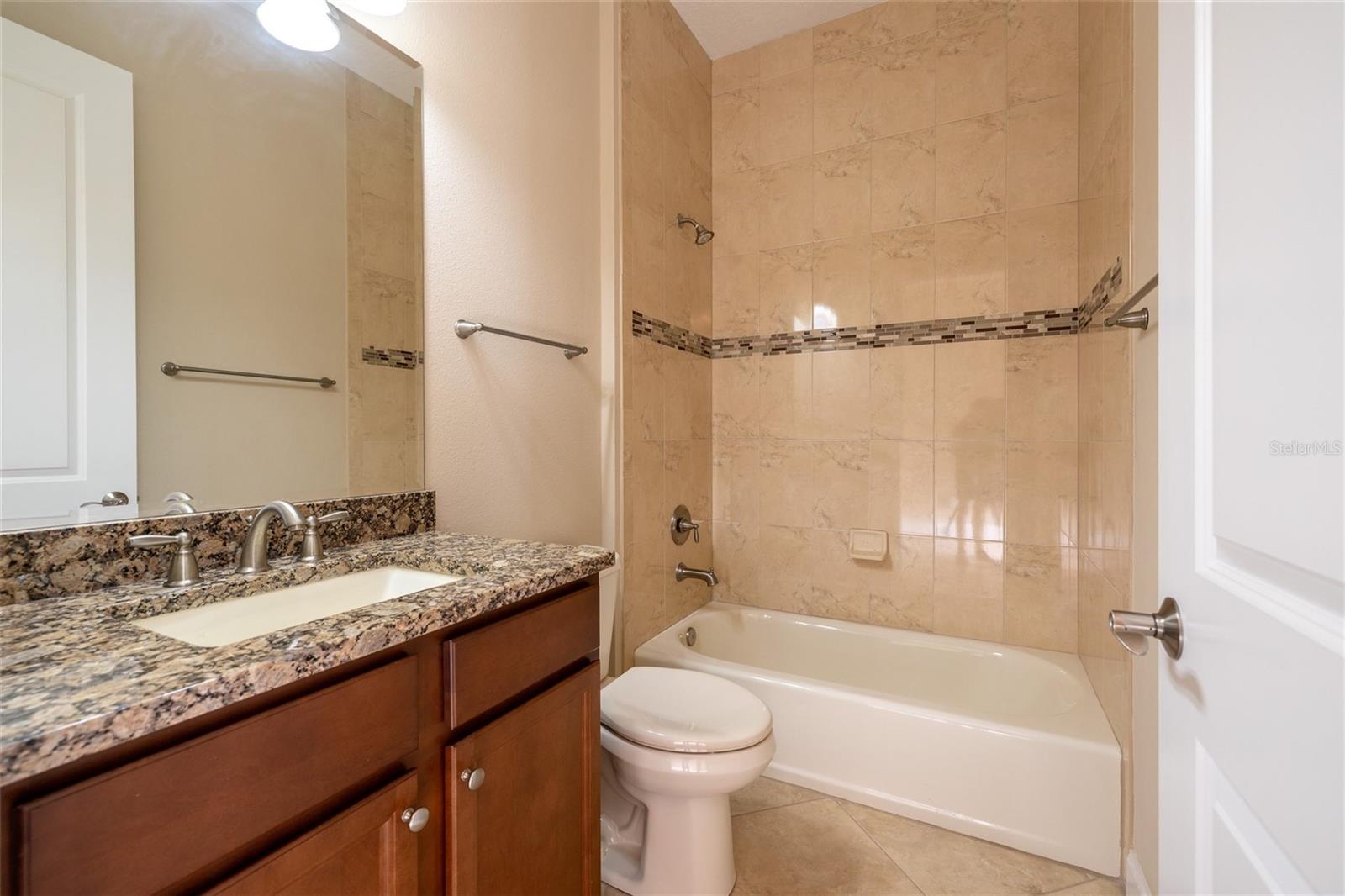 1647 VICTORIA GARDENS DR