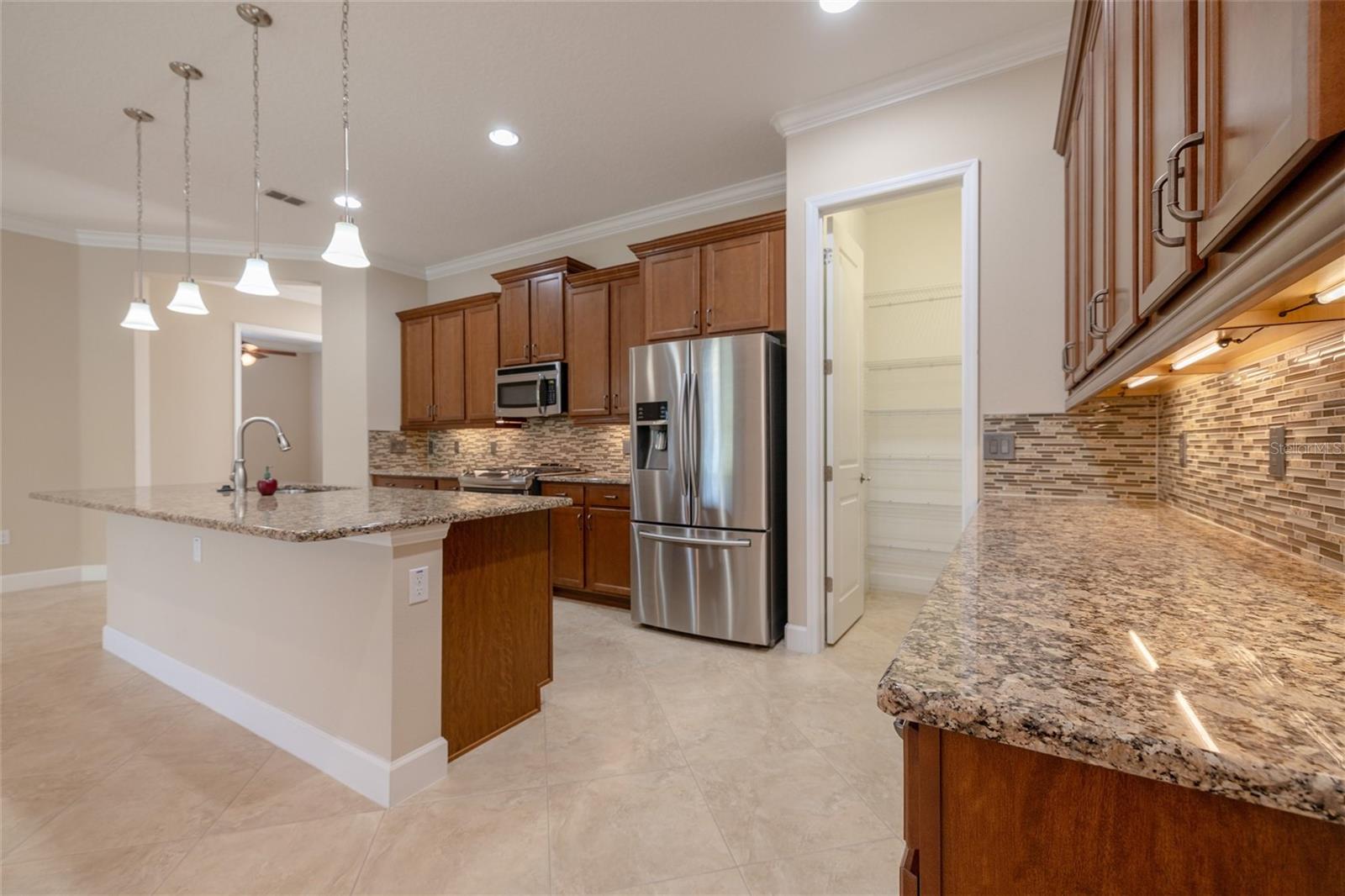 1647 VICTORIA GARDENS DR