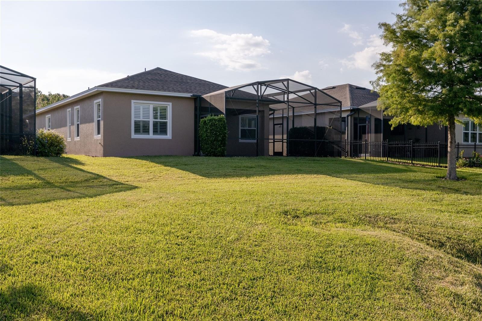 1647 VICTORIA GARDENS DR