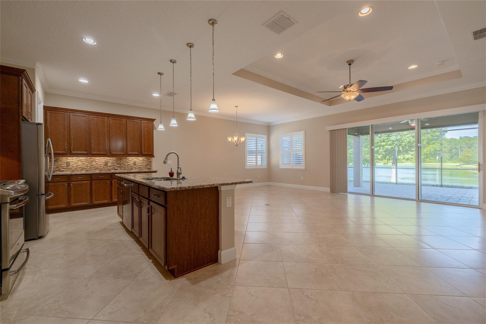 1647 VICTORIA GARDENS DR