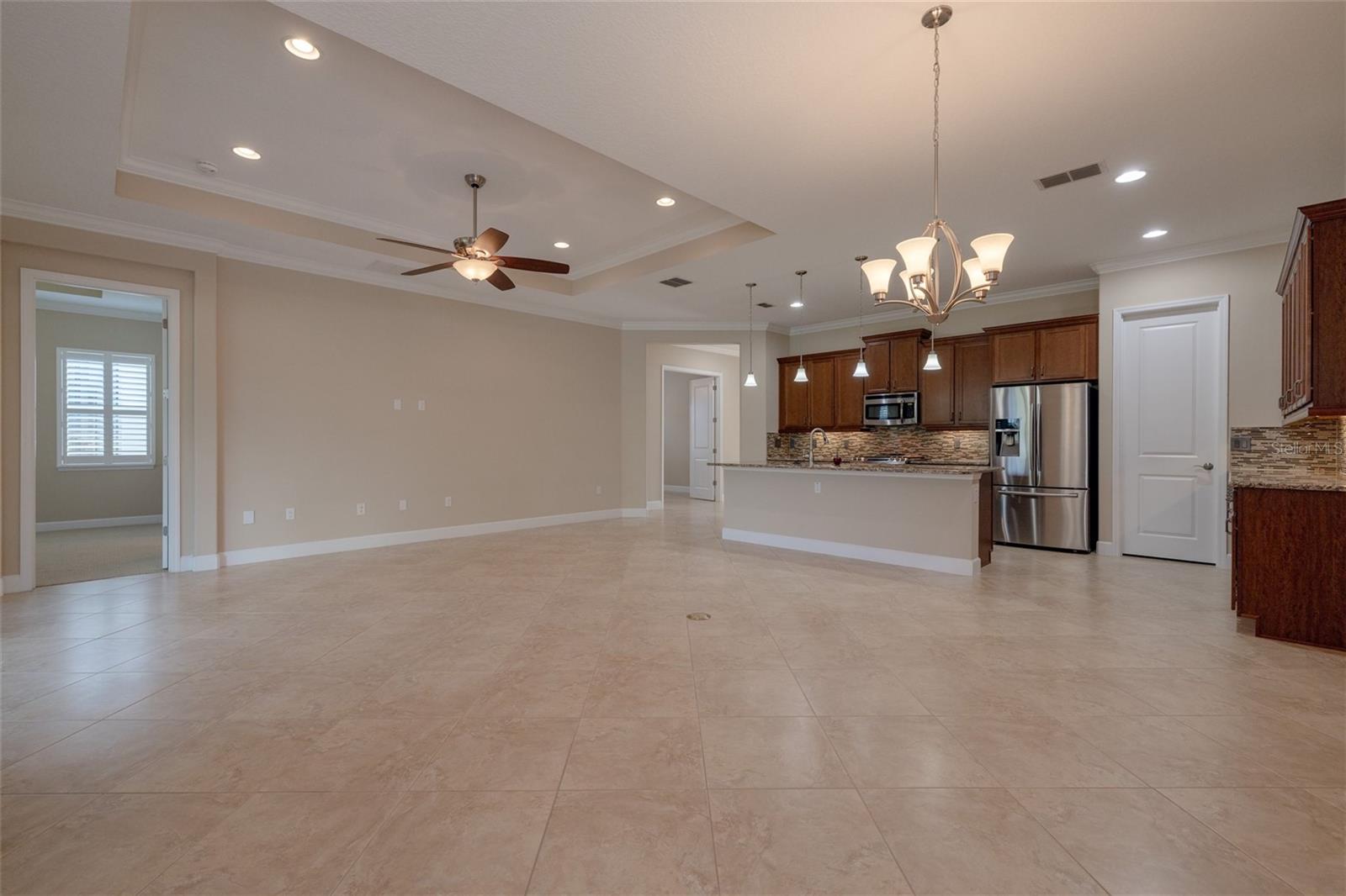 1647 VICTORIA GARDENS DR