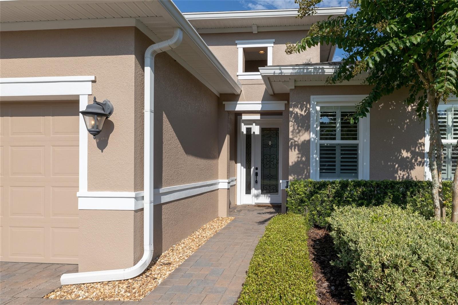 1647 VICTORIA GARDENS DR