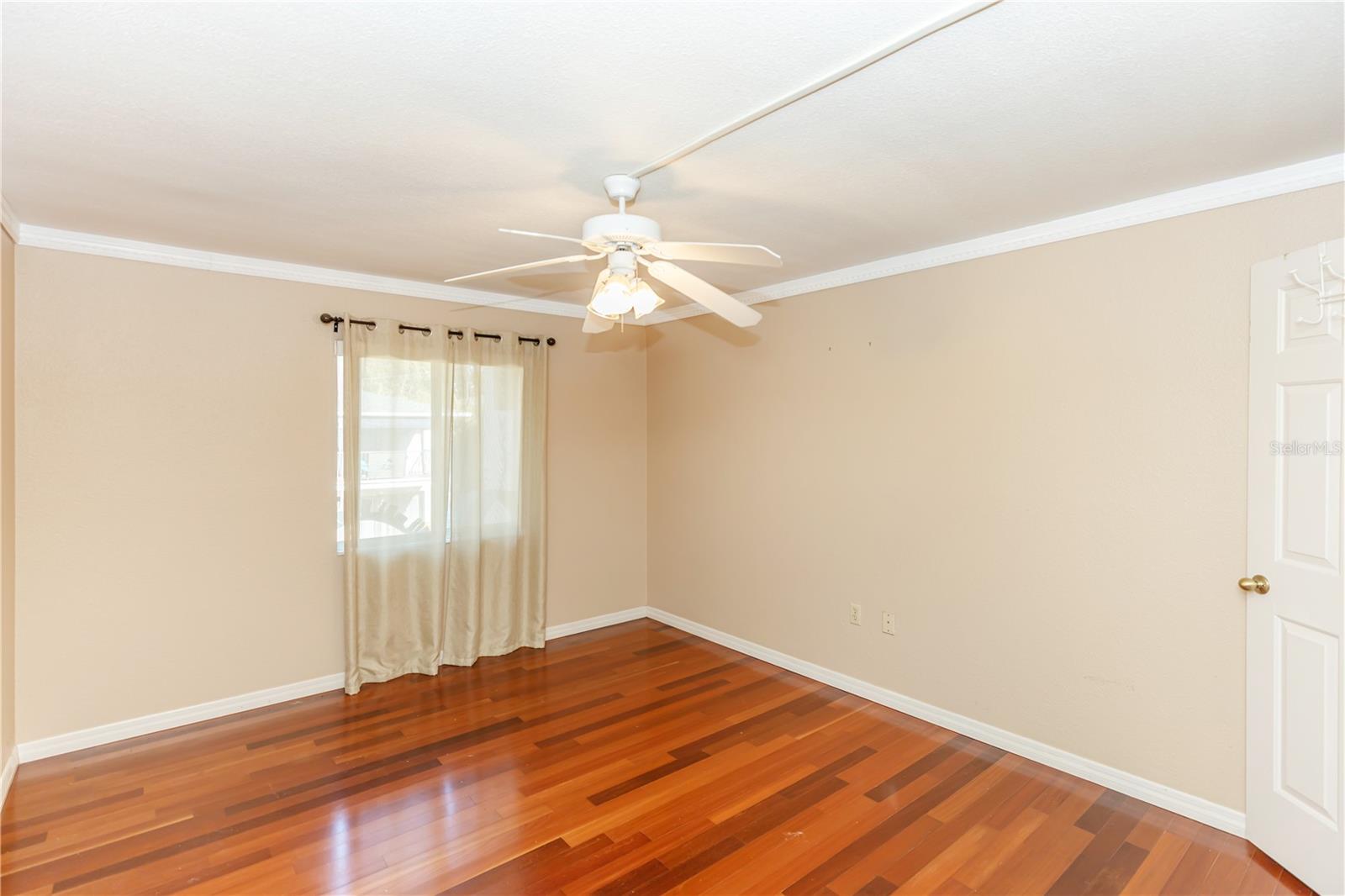 1100 DELANEY AVE #F200